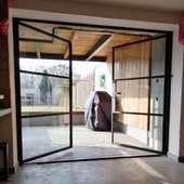 I dveře do garáže mohou být stylové. Nezapomněli jsme ani na izolační dvojsklo #garaz #garáž #izolační #garagedoor #garagedoors #dvere #dveře #dverenamiru #kovovedvere #ocelovedvere #sklenene #glastür #stahlbau #stahltür #steeldesign #steel #steeldoors #steeldoor